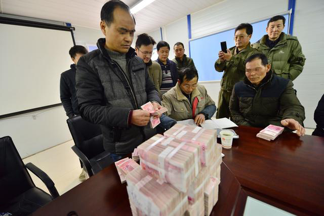 在农民种地根本赚不了多少钱,虽然在工地从事体力工作比较辛苦,得收入