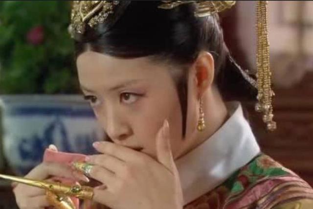 甄嬛传:皇后做梦都想不到,为何华妃吃饭要用手挡住自己的嘴?