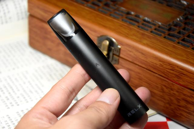 这款relx悦刻电子烟轻巧便携的笔杆型设计有着时尚轻奢华的颜值,口感