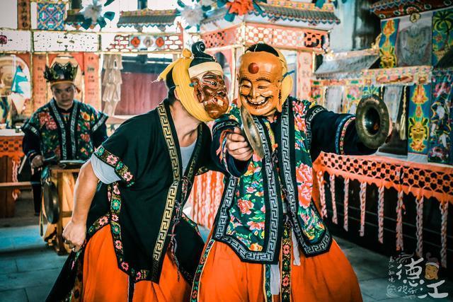 有这么一种古老戏剧,表演者需要会"通灵"还得戴面具,很诡异!