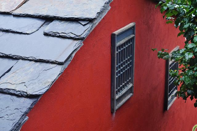 沿着青石板的楼梯,往山下走,有两大间红房子,一间朝左,一间朝右