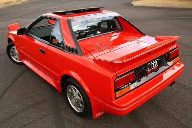 此外,动漫中《头文字d》小柏魁的座驾第二代丰田mr2对于动漫迷来说也