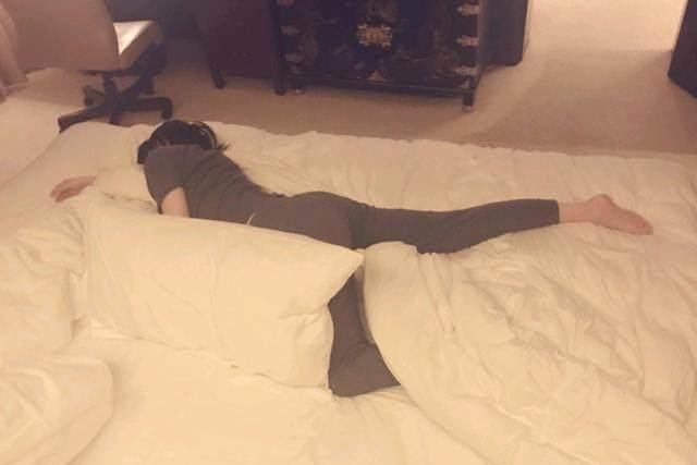 49岁许晴发躺在床上的照片,意外暴露了身材,网友枕头数量亮了