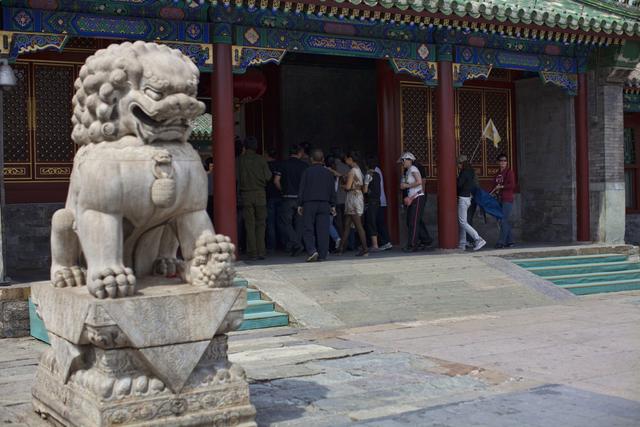 和珅墓前有一对石狮,看到石狮的惨样,考古专家心头一惊