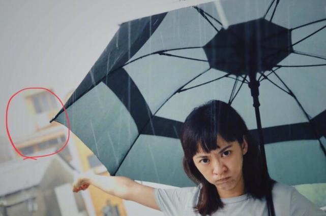 陈意涵晒雨天撑伞照,手指远处表情愤怒,网友:眼都要看"瞎"了