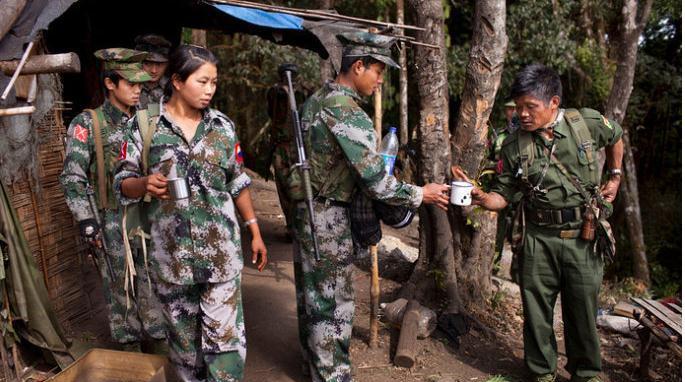 实拍云南边境克钦军: 要求13岁当兵, 终身不得退伍, 女兵遭蹂躏