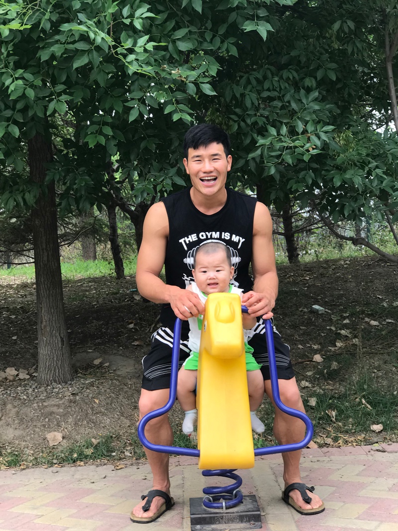 谢孟伟晒出与儿子的幼年对比照 网友:基因太强大!