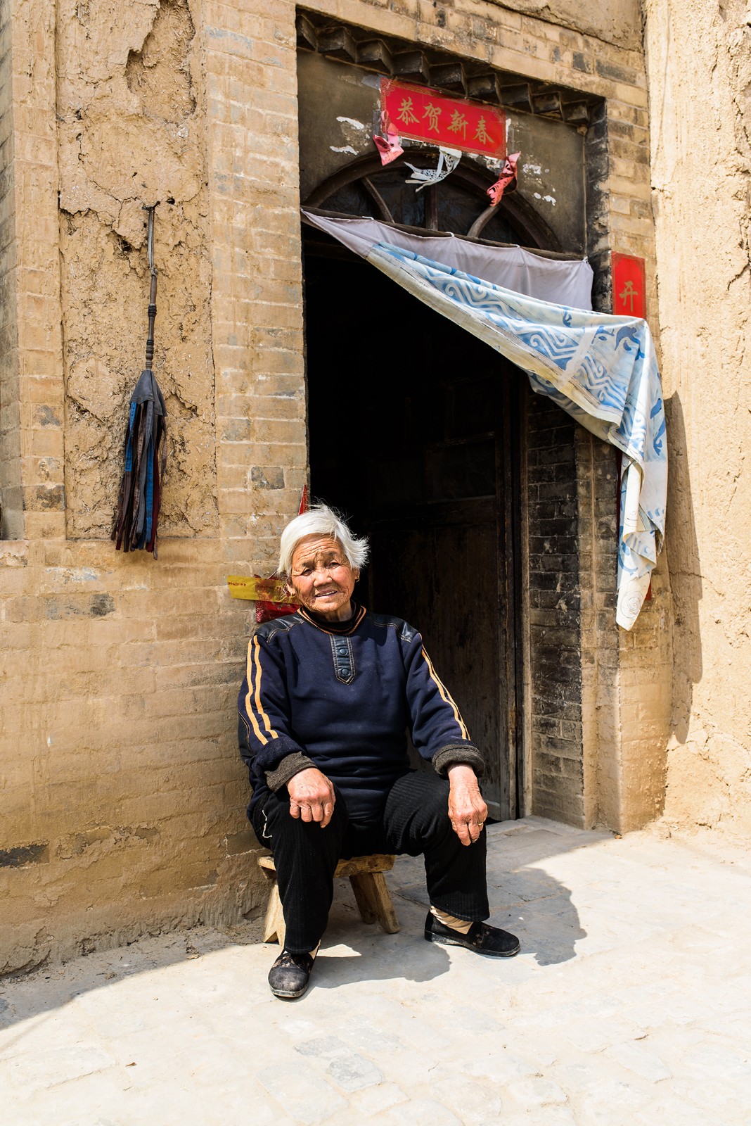 83岁老人独居土窑洞,自己挑水拾柴种菜,还要为儿子种庄稼