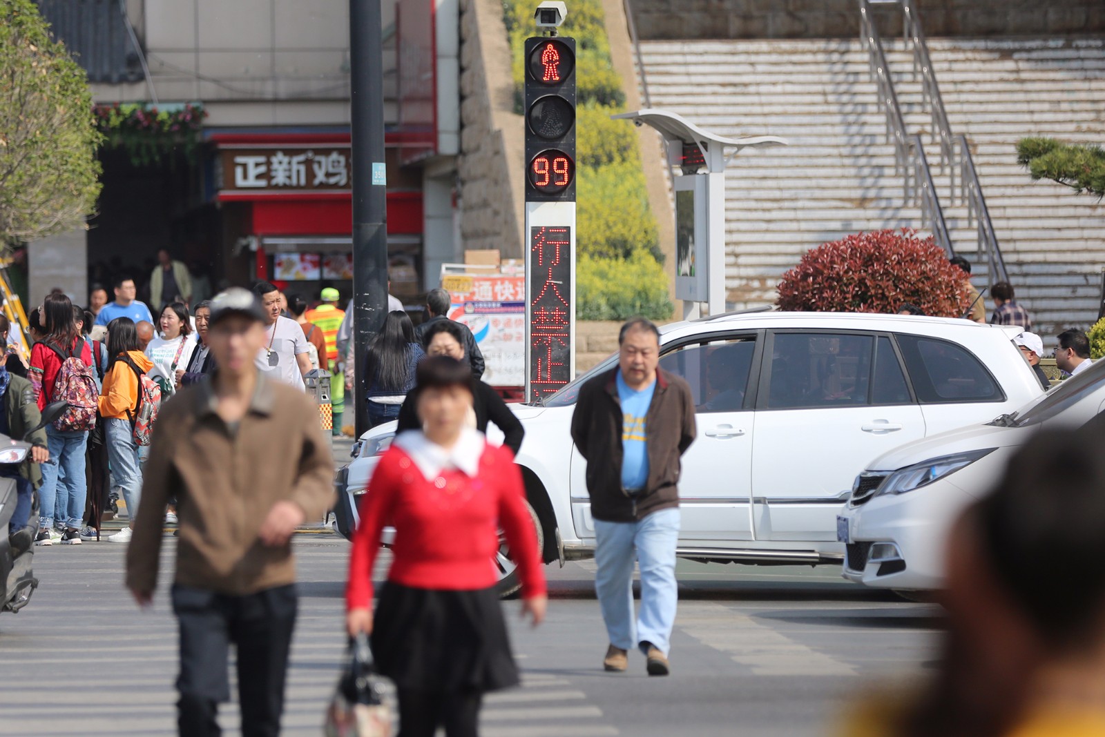一个路口10分钟7人闯红灯 网友建议加大曝光力度