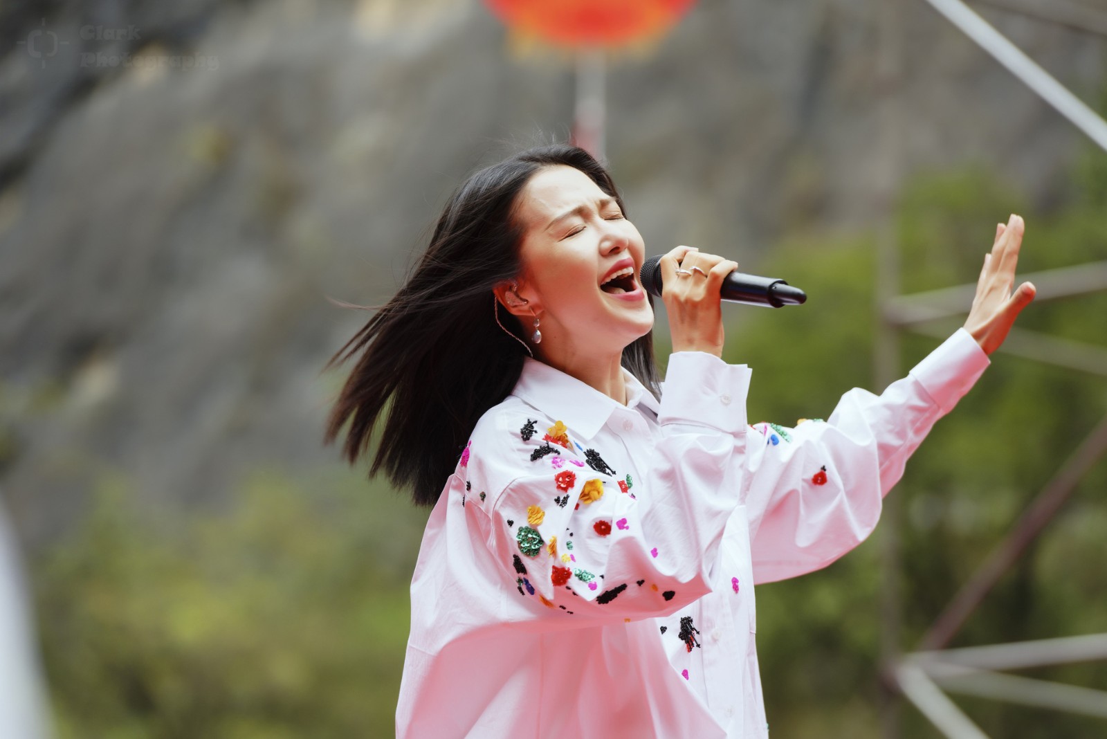 巴拉格宗音乐节谭维维仙女范亮相献歌