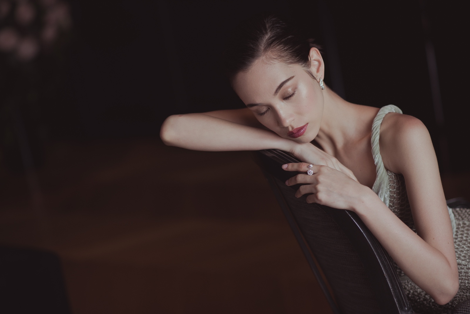 水原希子亮相戛纳红毯 摇曳裙摆上演魅惑"背影杀"