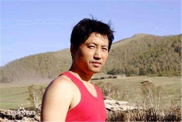 于伟杰,山东烟台人,自幼受他哥哥的影响,喜欢上了唱戏,当时比他大6岁