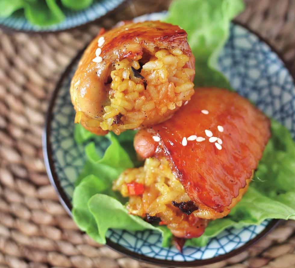 鸡翅包饭,一口下去,可口的米饭搭配着外脆里嫩的无骨鸡翅好爽!