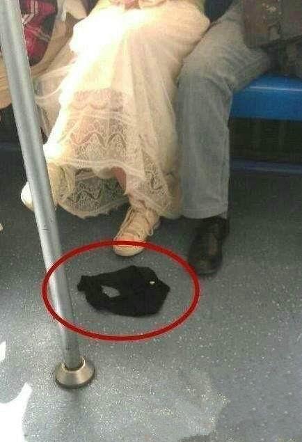 那年他上初中同桌是个蛮漂亮的女孩