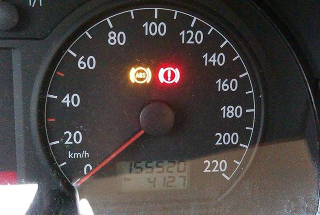 行驶中abs灯亮了还能继续开吗会有危险吗