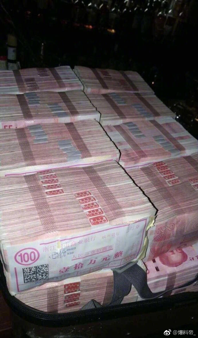 女生嫌200万分手费太少把整整一箱现金都扔了