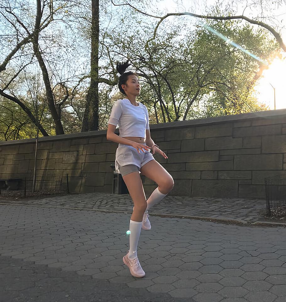 雎晓雯再现鬼马造型,但依旧盖不过大长腿的锋芒,要长到天上去?