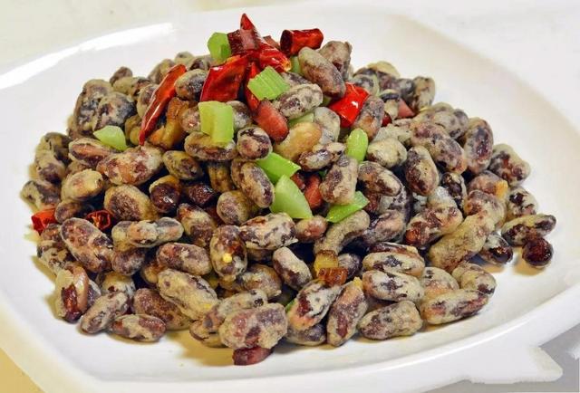 腊味红腰豆5.倒入虾球开大火炒匀;6.