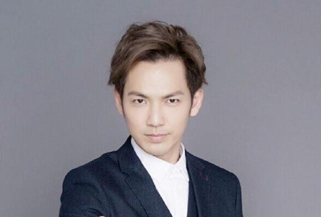 这位明星是侯翔,他是抗战片中的老戏骨了,喜欢看战争片的朋友对她并不