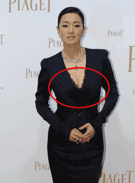 巩俐穿深v礼服, 胸前两个大碗 网友: 太大了, 都快掉地上了!