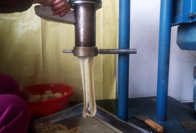 面粉制作简易辣条做法