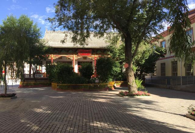 正在修建的寺庙卓尼县是一座山地县城,街面收拾的干净整洁.