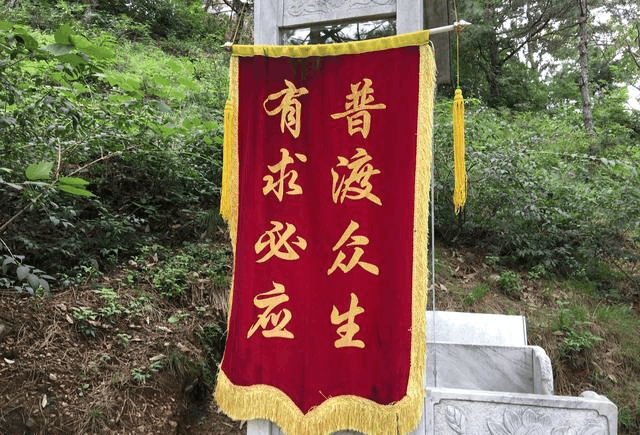 红螺寺烧香拜佛, 一路锦旗"有求必应"你真的信吗?