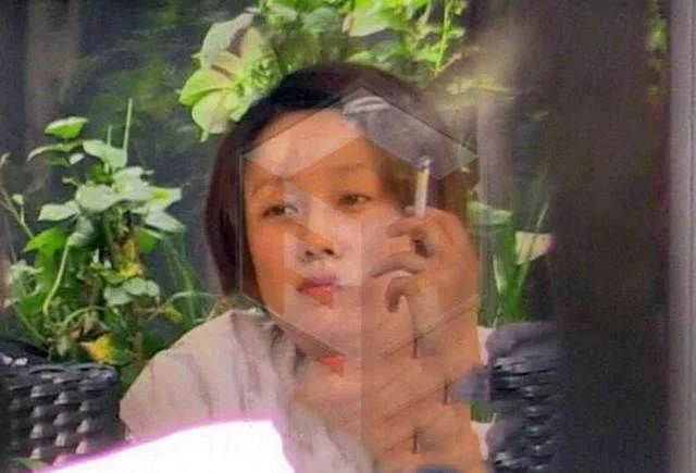 舒淇抽烟也超狠的.