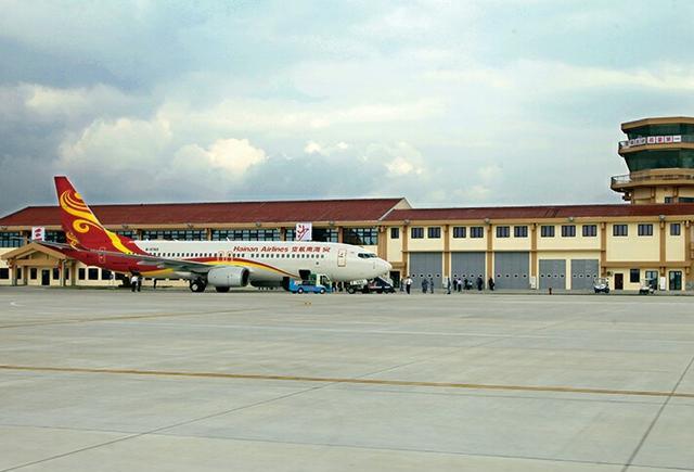 三沙机场是一个军民两用机场,战时可以起降大型运输机,轰炸机!