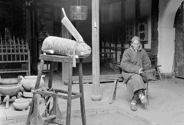 浙江旧影1917年,杭州包公祠的虎头铡刀