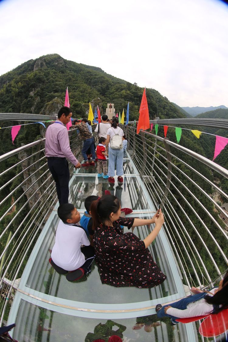 湖南涟源龙山5d玻璃桥上惊现美女舞蹈"快闪",让游客一饱眼福