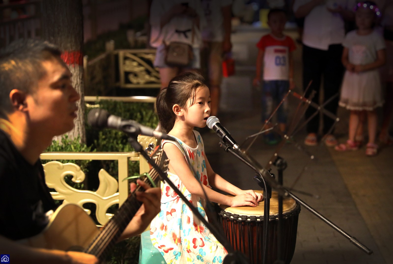 6岁娃每天陪爸爸街头卖唱到凌晨1点,国外游客感动点赞