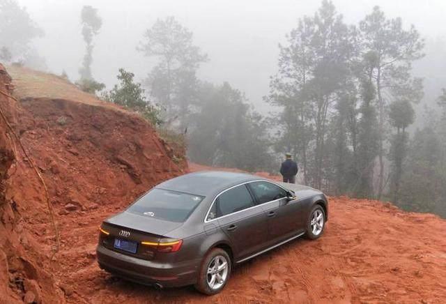 新买的奥迪a4开回老家, 两驱跑黄泥路毫无压力