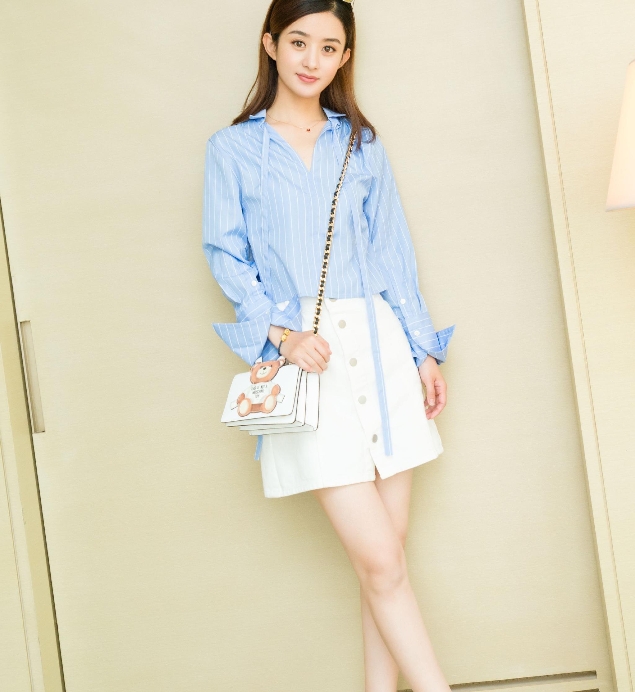 她认周一围当"大哥",新剧撞档郑爽惹网友担心,气质甜美时尚!