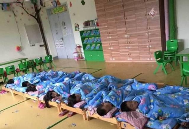 这事发生在几天前,婆婆外面办事回家途中要经过宝宝小学的幼儿园.