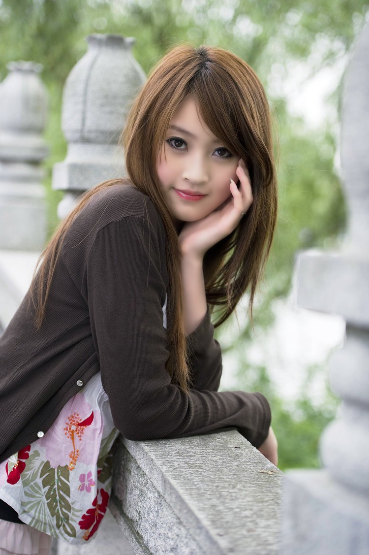 美景下的一个长发飘逸清纯女孩