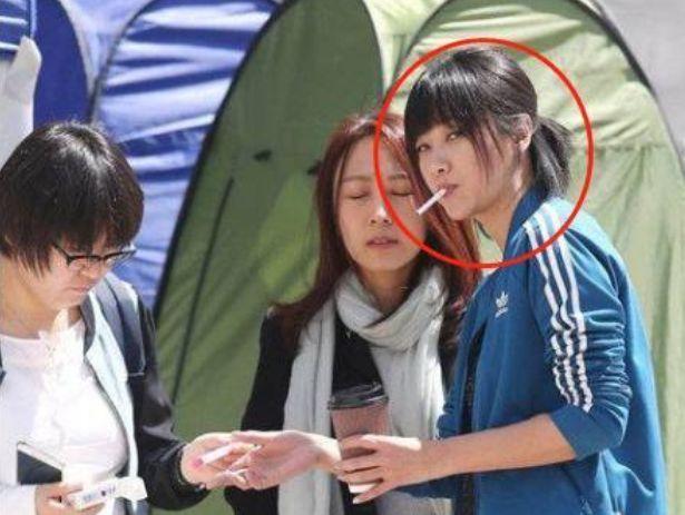 女星抽烟成常事:郑爽抽烟很淑女,baby模样最销魂!