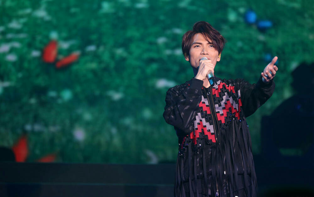 娄艺潇二度助阵杨宗纬演唱会 合唱凉凉装扮惹来网友调侃