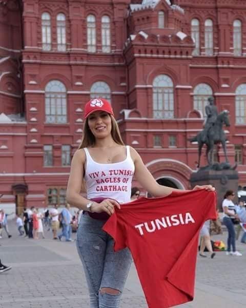 来自阿拉伯国家突尼斯的女球迷,身披国旗美艳动人