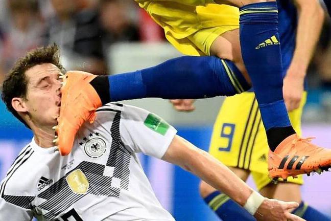 足球对着脸踢算犯规吗,足球对着脸踢算犯规吗