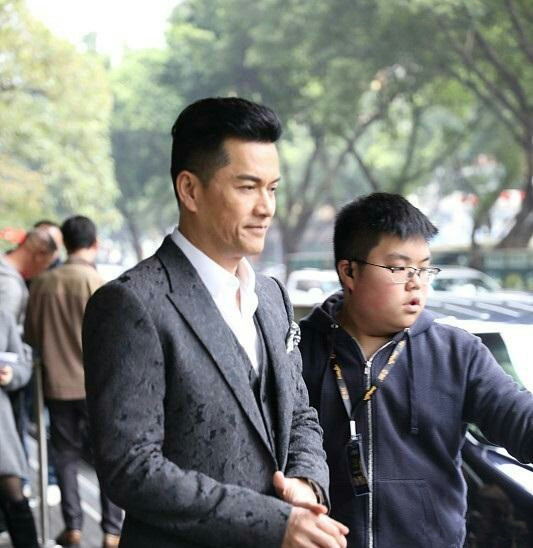 实力却上升,身价百亿儿子却在做安保|吕良伟|安保|周海媚_新浪新闻