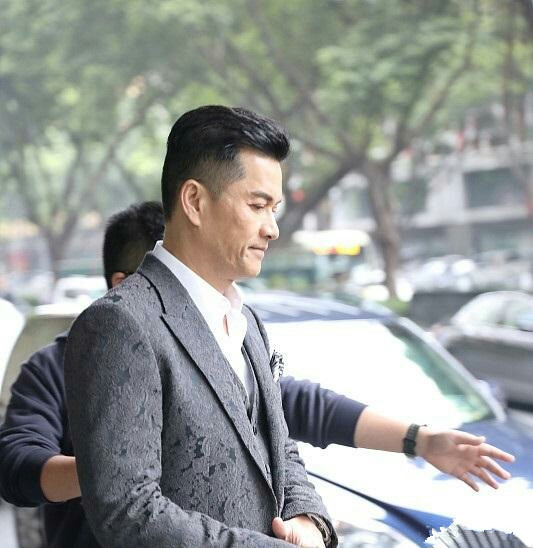 实力却上升,身价百亿儿子却在做安保|吕良伟|安保|周海媚_新浪新闻