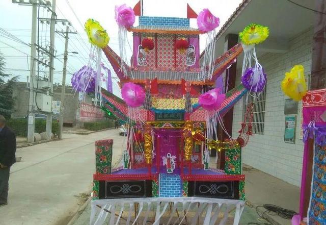 王君宏和家人敬酒,感谢父老乡亲猪头油托棺材纸扎棺材,献供,纸扎,老人