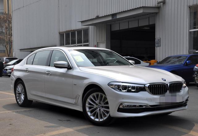 选配的是2000元的自动泊车和360度全景摄像!