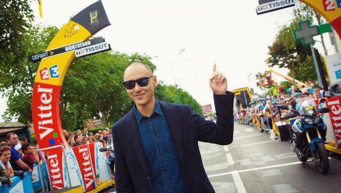 阮经天光头牛仔亮相巴黎,别说还有点帅