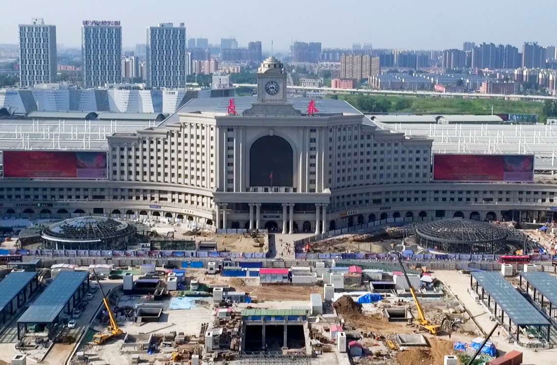 长春火车站是吉林省乃至东北三省的重要铁路枢纽,是吉林省最大的火车