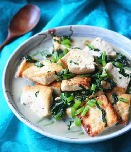 豆腐300克,茼蒿50克,葱1棵盐2克,五香粉1小勺,花生油1勺1,茼蒿去掉老