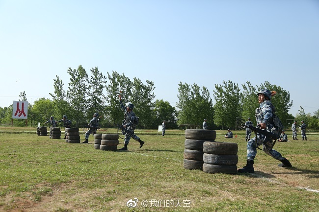 小编带你一起走进训练场看兵哥哥平时是怎么训练这些课目的