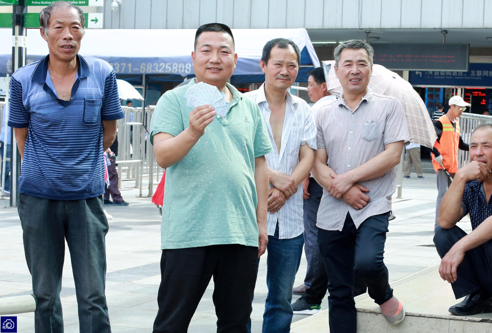 然后把皮鞋擦得锃亮……5月27日,9名外来务工者在郑州火车站广场上忙