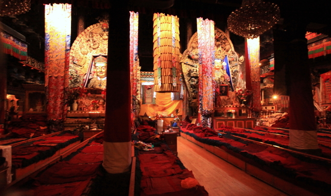 大昭寺的布局方位与汉地佛教的寺院不同,其主殿是坐东面西的